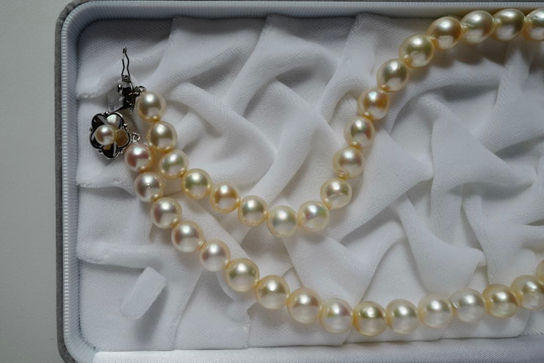 Akoya pearl genuine pearl necklace with deformed large beads 10.8-8.5mm in ivory pink and green hues, 43.3cm silver fittings