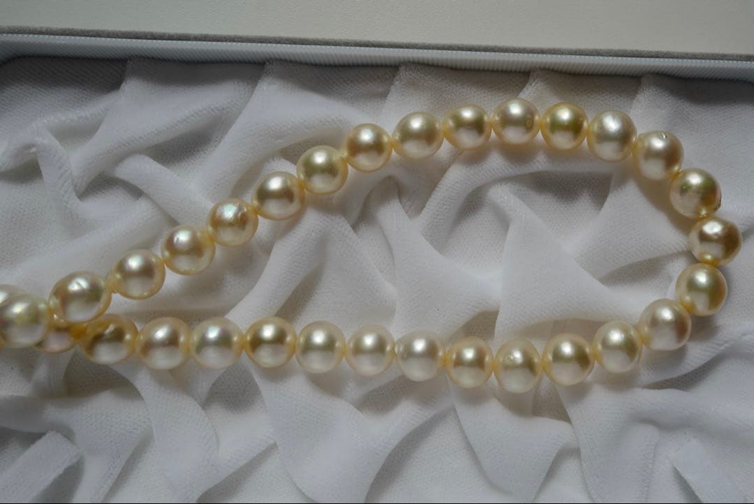 Akoya pearl genuine pearl necklace with deformed large beads 10.8-8.5mm in ivory pink and green hues, 43.3cm silver fittings