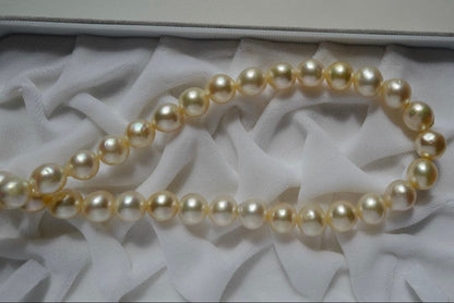 Akoya pearl genuine pearl necklace with deformed large beads 10.8-8.5mm in ivory pink and green hues, 43.3cm silver fittings