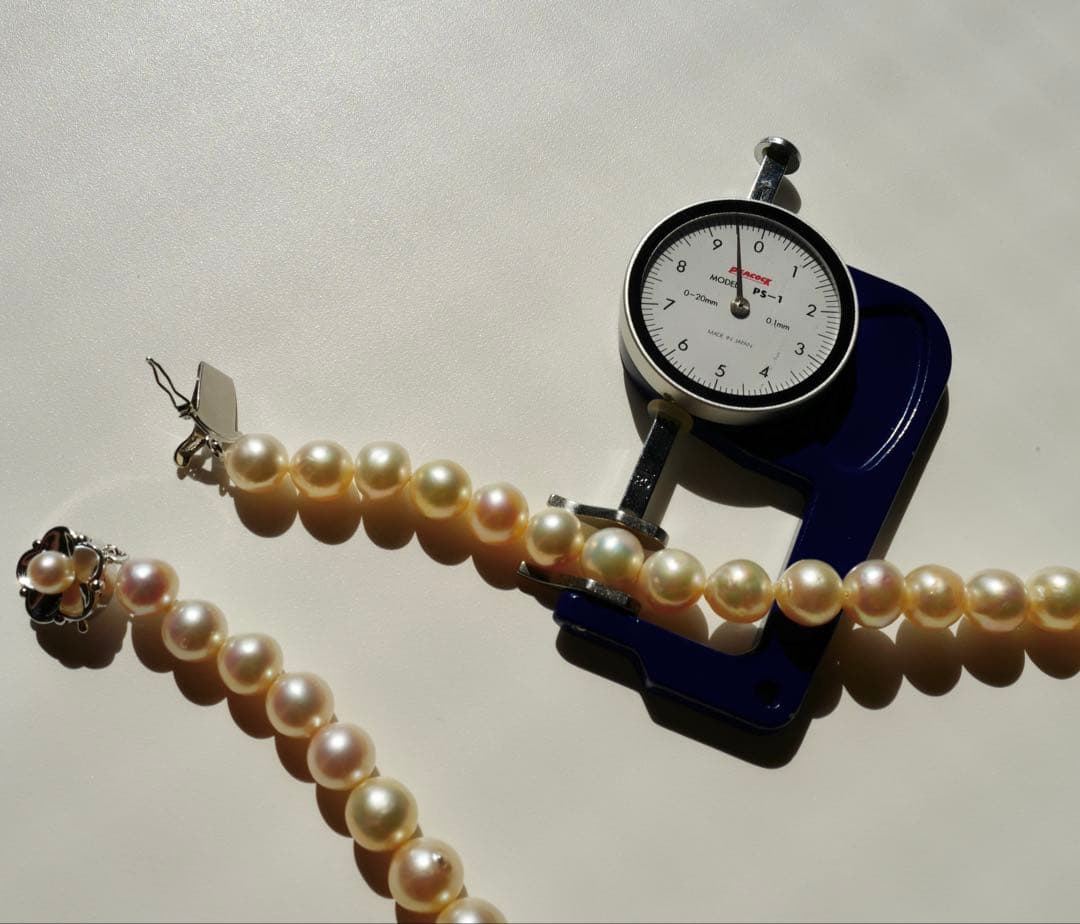 Akoya pearl genuine pearl necklace with deformed large beads 10.8-8.5mm in ivory pink and green hues, 43.3cm silver fittings