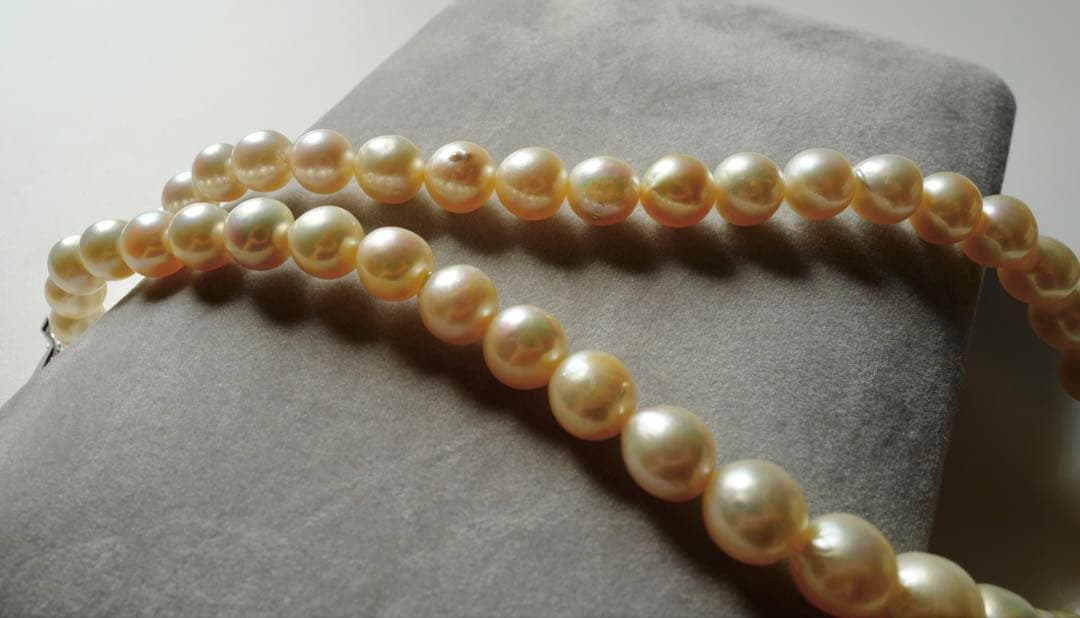 Akoya pearl genuine pearl necklace with deformed large beads 10.8-8.5mm in ivory pink and green hues, 43.3cm silver fittings
