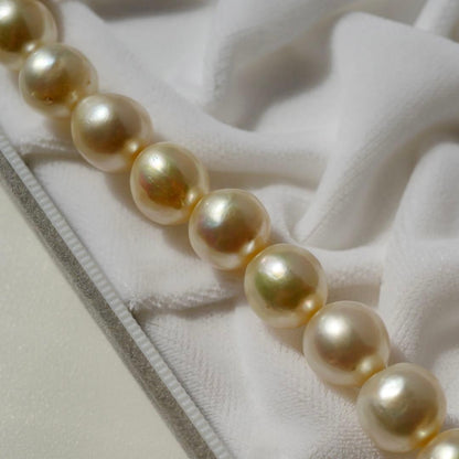 Akoya pearl genuine pearl necklace with deformed large beads 10.8-8.5mm in ivory pink and green hues, 43.3cm silver fittings