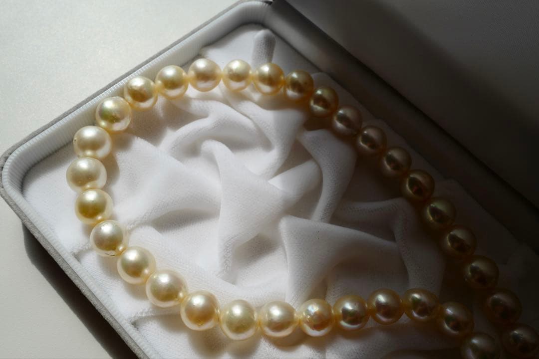 Akoya pearl genuine pearl necklace with deformed large beads 10.8-8.5mm in ivory pink and green hues, 43.3cm silver fittings