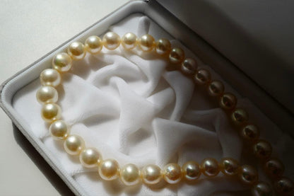 Akoya pearl genuine pearl necklace with deformed large beads 10.8-8.5mm in ivory pink and green hues, 43.3cm silver fittings