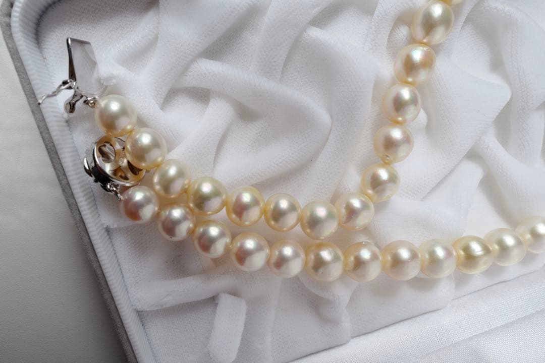 Akoya pearl genuine pearl necklace with deformed large beads 10.8-8.5mm in ivory pink and green hues, 43.3cm silver fittings