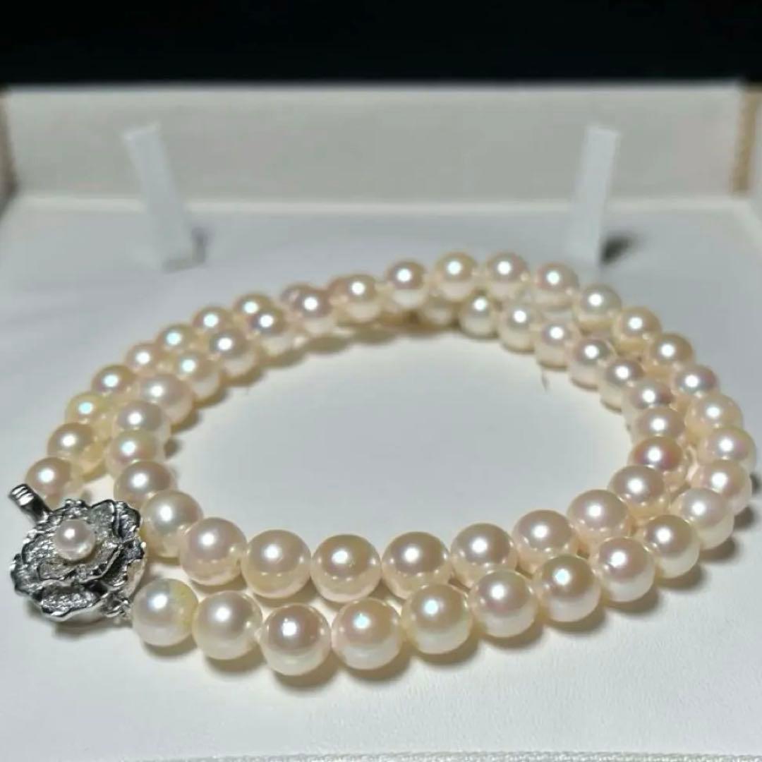 Akoya pearl necklace with 6.5-7.0mm round white pearls on a 42.5cm silver chain stamped SILVER