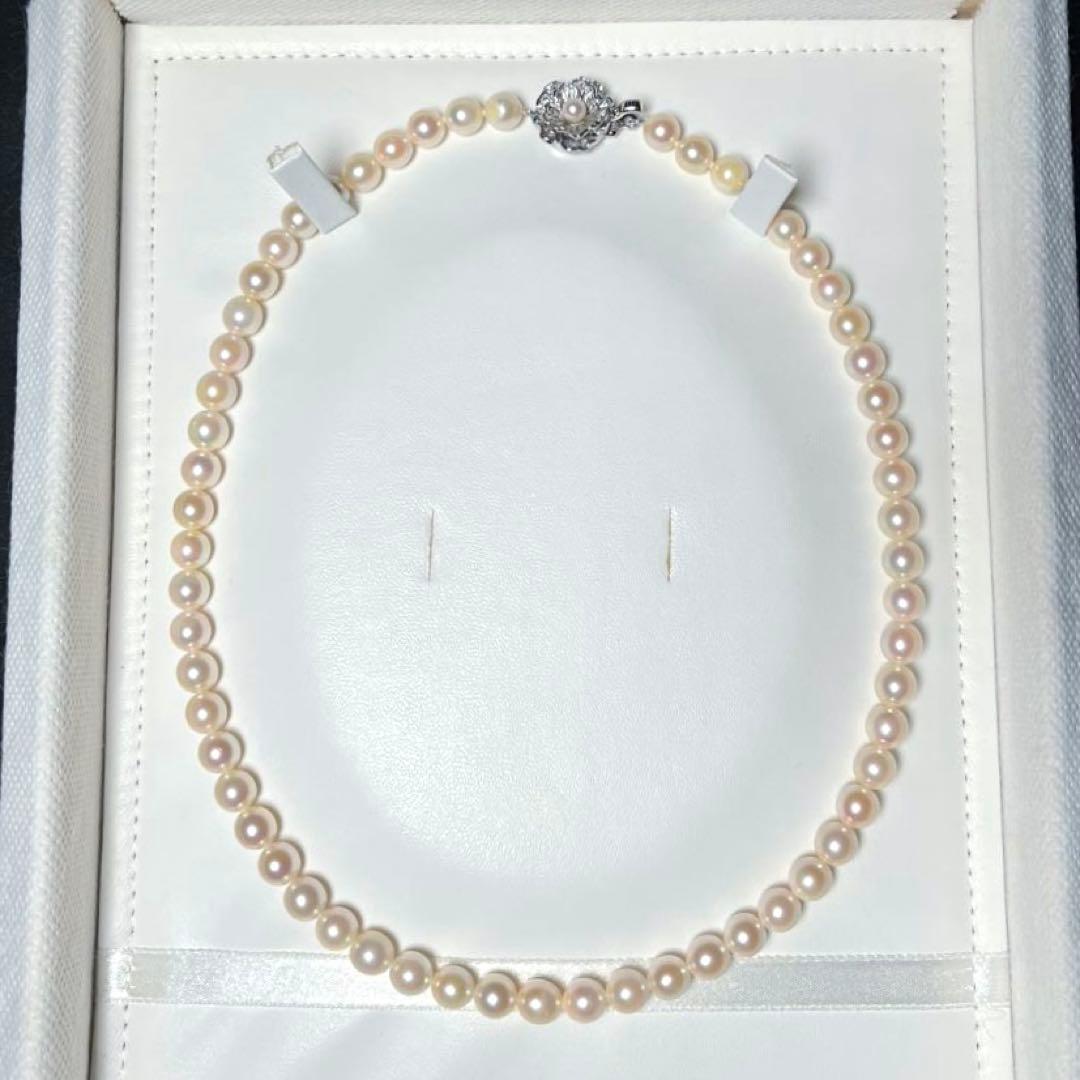 Akoya pearl necklace with 6.5-7.0mm round white pearls on a 42.5cm silver chain stamped SILVER
