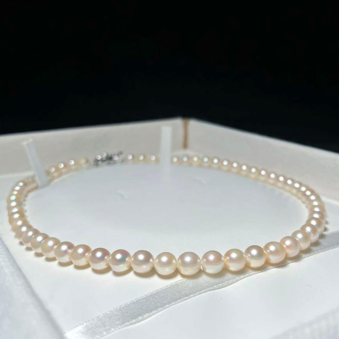 Akoya pearl necklace with 6.5-7.0mm round white pearls on a 42.5cm silver chain stamped SILVER