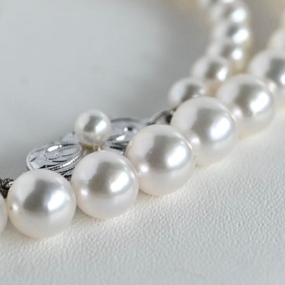 Aurora Hanadama Mikimoto Akoya pearl necklace with round pearls 7.5-5.0 mm and silver clasp on 40 cm string
