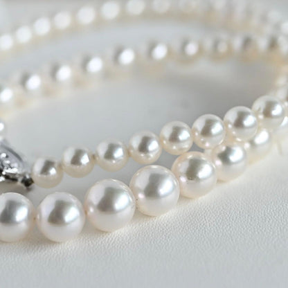 Aurora Hanadama Mikimoto Akoya pearl necklace with round pearls 7.5-5.0 mm and silver clasp on 40 cm string