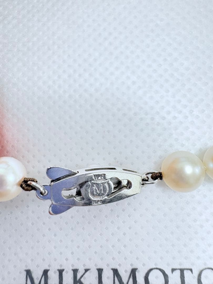 Mikimoto Akoya pearl necklace with 7.5mm pearls and 14K white gold WGK14 clasp, 55.5cm length