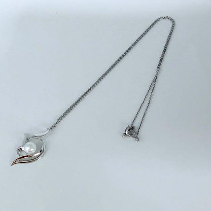 Mikimoto pearl necklace featuring 6.1mm pearls on a 42 cm sterling silver chain