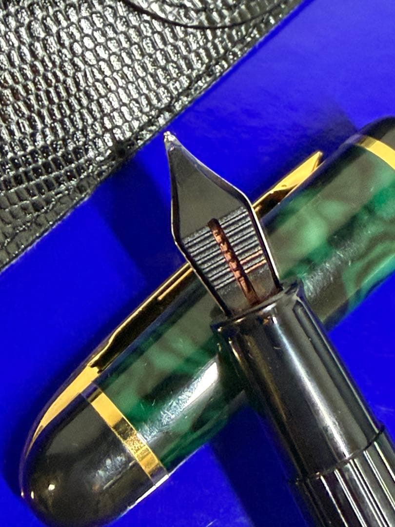 Waterman Phileas fountain pen in green marble with medium stainless steel nib and gold and silver bicolor finish