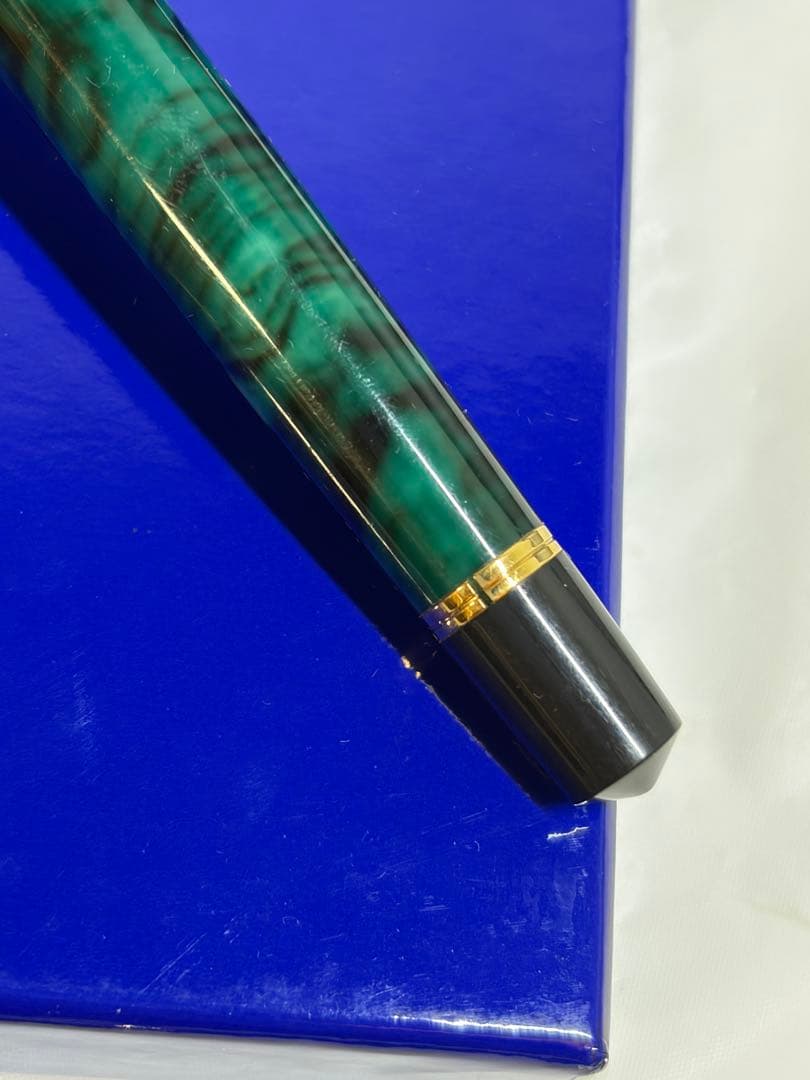 Waterman Phileas fountain pen in green marble with medium stainless steel nib and gold and silver bicolor finish