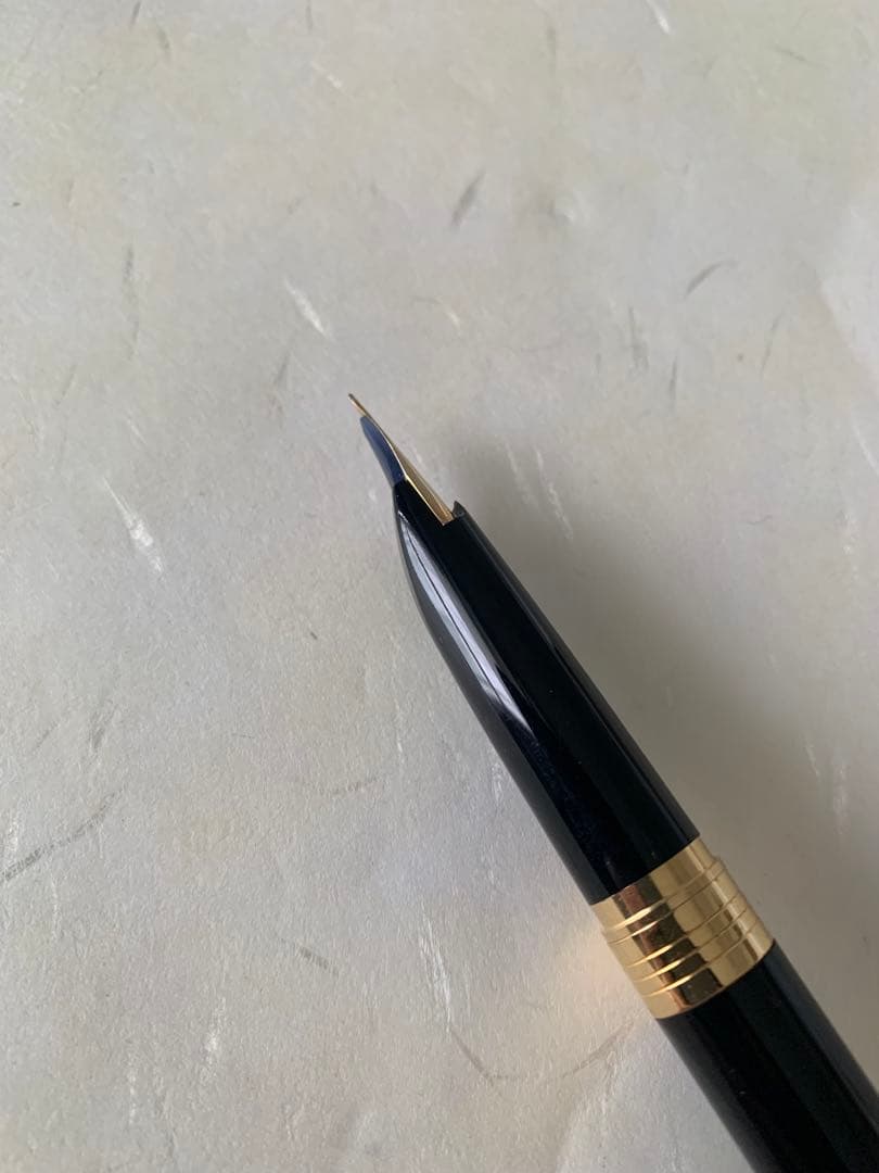 Discontinued Pilot DP-500 black fountain pen with fine 14K nib in unused condition