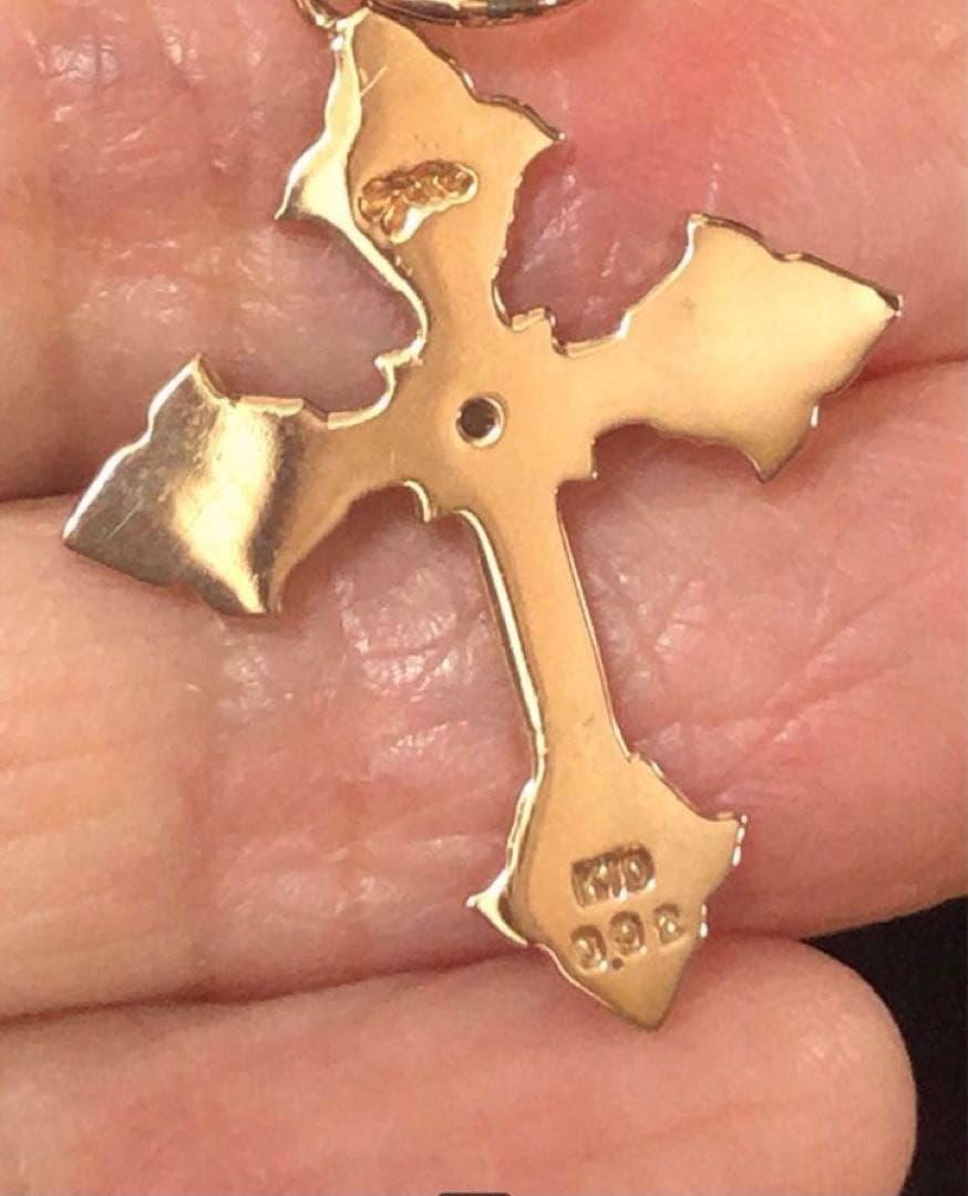 Agatte K10 gold pendant top with antique leaf motif cross and center diamond weighing 1.79 grams
