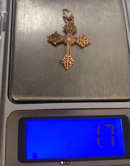 Agatte K10 gold pendant top with antique leaf motif cross and center diamond weighing 1.79 grams
