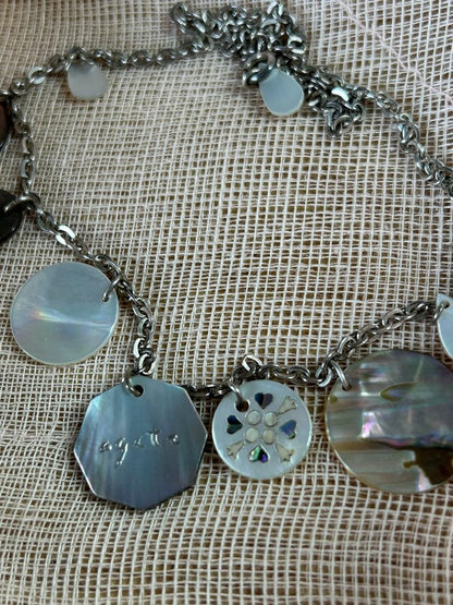 Agete silver necklace with a shell pendant on a 40 cm chain displayed on a white background