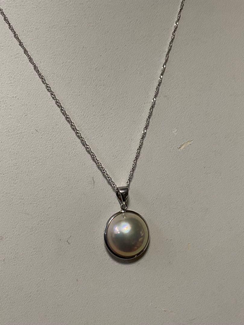Tasaki Mabe Pearl Necklace with 18K white gold head and platinum chain, approximately 45cm long
