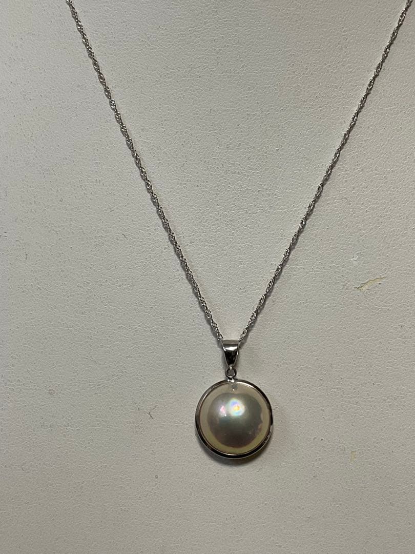 Tasaki Mabe Pearl Necklace with 18K white gold head and platinum chain, approximately 45cm long