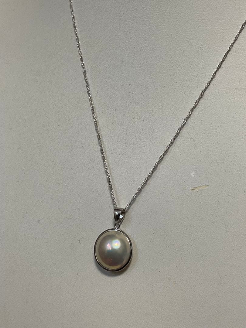 Tasaki Mabe Pearl Necklace with 18K white gold head and platinum chain, approximately 45cm long