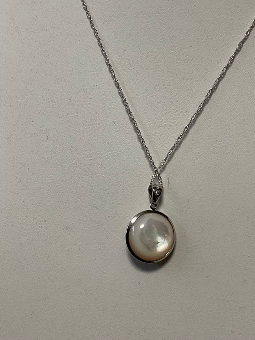 Tasaki Mabe Pearl Necklace with 18K white gold head and platinum chain, approximately 45cm long