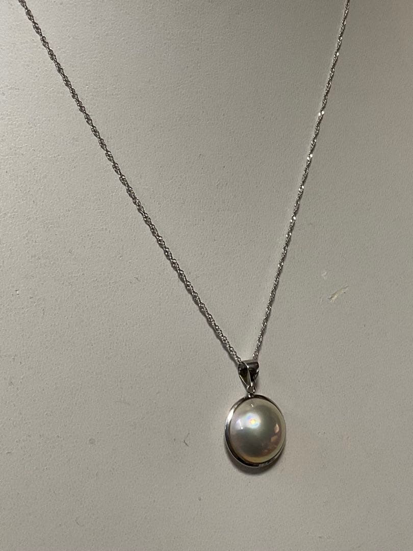 Tasaki Mabe Pearl Necklace with 18K white gold head and platinum chain, approximately 45cm long