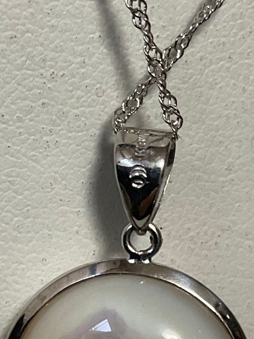 Tasaki Mabe Pearl Necklace with 18K white gold head and platinum chain, approximately 45cm long