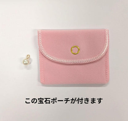 K18 yellow gold Akoya pearl pendant top featuring a 7.7mm round white pink pearl with green interference color