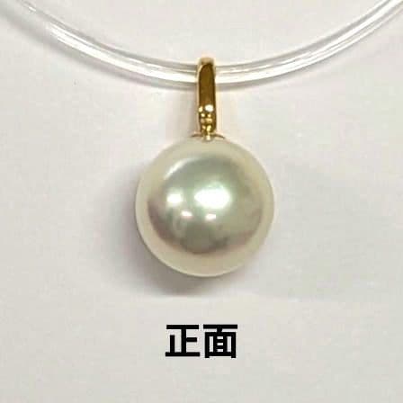 K18 yellow gold Akoya pearl pendant top featuring a 7.7mm round white pink pearl with green interference color