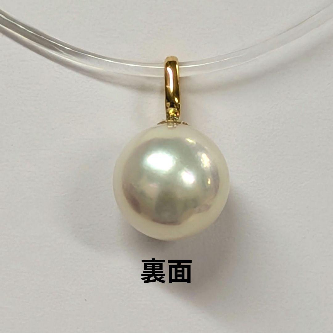 K18 yellow gold Akoya pearl pendant top featuring a 7.7mm round white pink pearl with green interference color