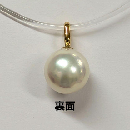 K18 yellow gold Akoya pearl pendant top featuring a 7.7mm round white pink pearl with green interference color