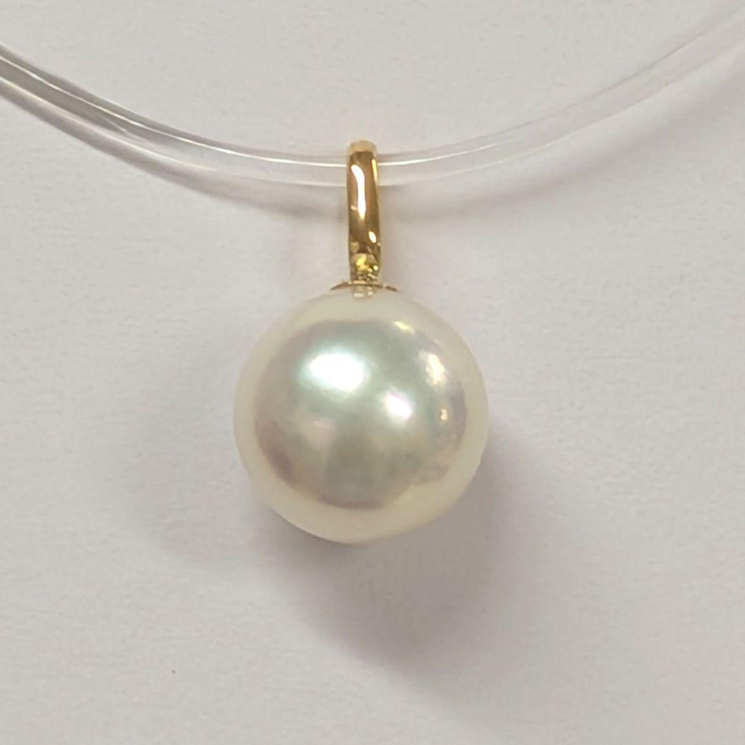 K18 yellow gold Akoya pearl pendant top featuring a 7.7mm round white pink pearl with green interference color