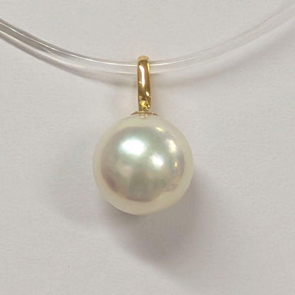 K18 yellow gold Akoya pearl pendant top featuring a 7.7mm round white pink pearl with green interference color