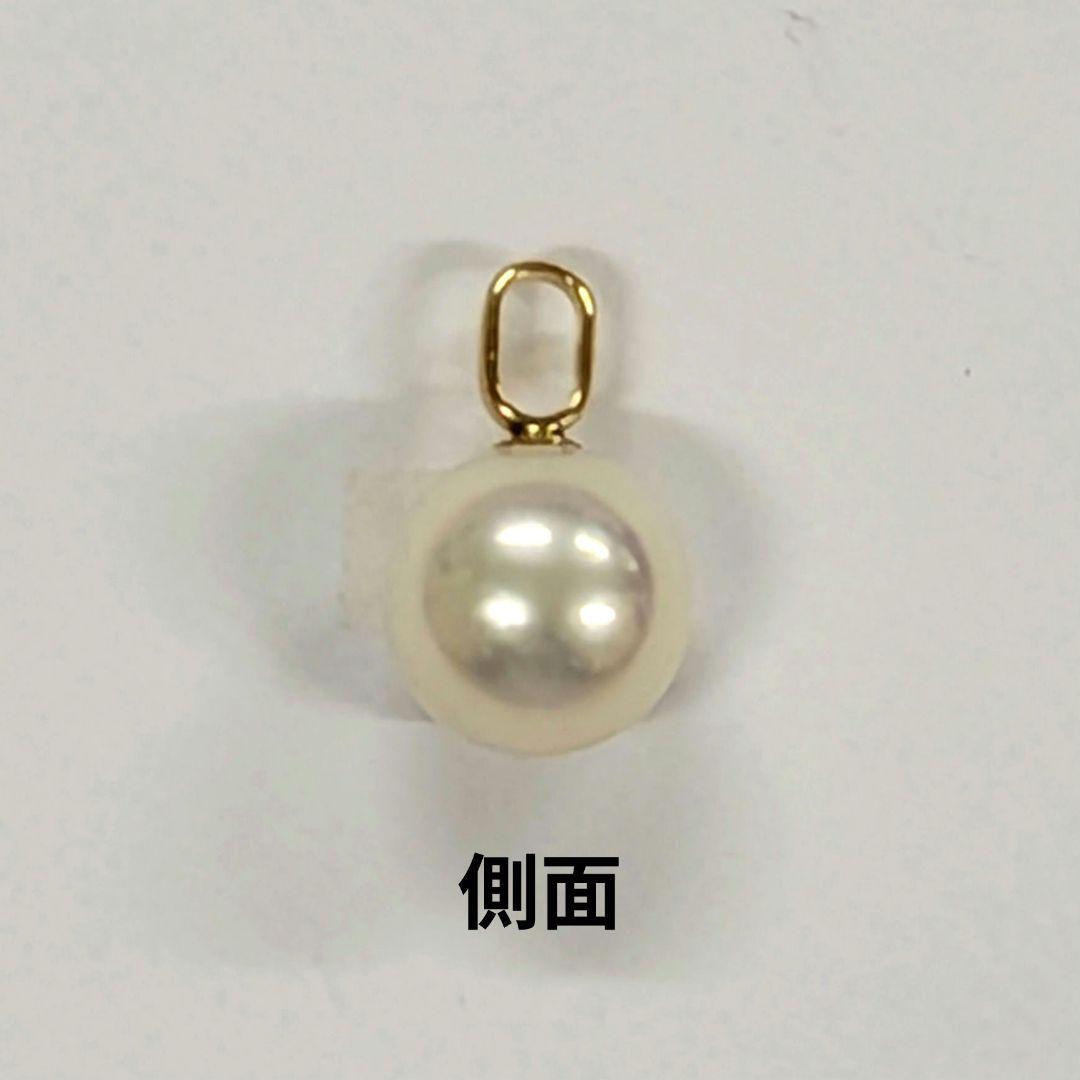 K18 yellow gold Akoya pearl pendant top featuring a 7.7mm round white pink pearl with green interference color