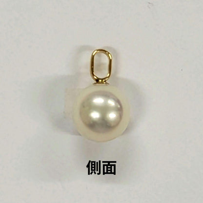 K18 yellow gold Akoya pearl pendant top featuring a 7.7mm round white pink pearl with green interference color