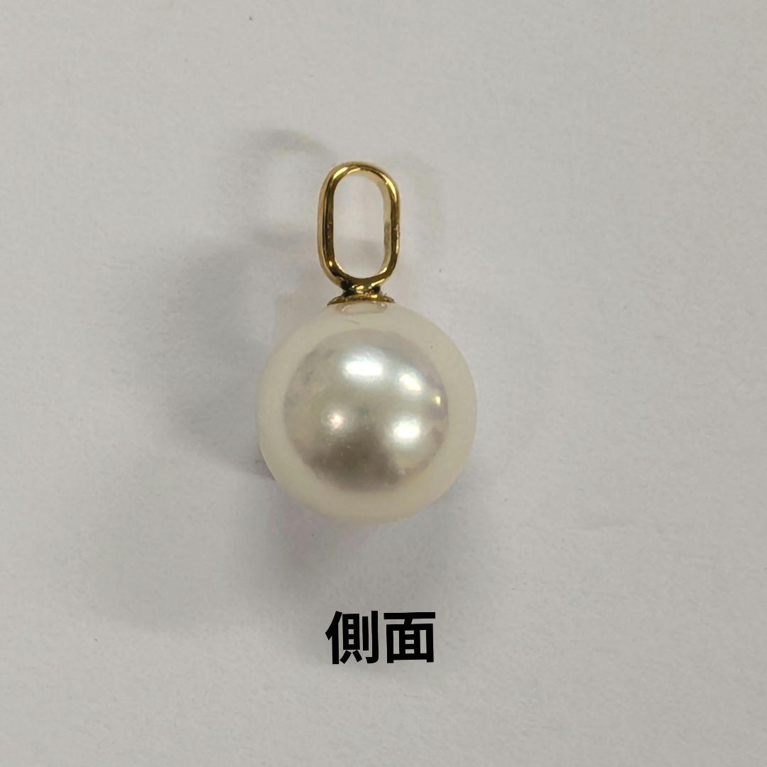 K18 yellow gold Akoya pearl pendant top featuring a 7.7mm round white pink pearl with green interference color