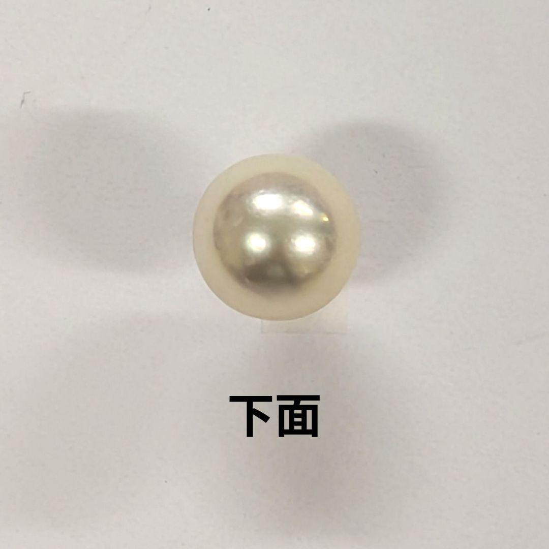 K18 yellow gold Akoya pearl pendant top featuring a 7.7mm round white pink pearl with green interference color