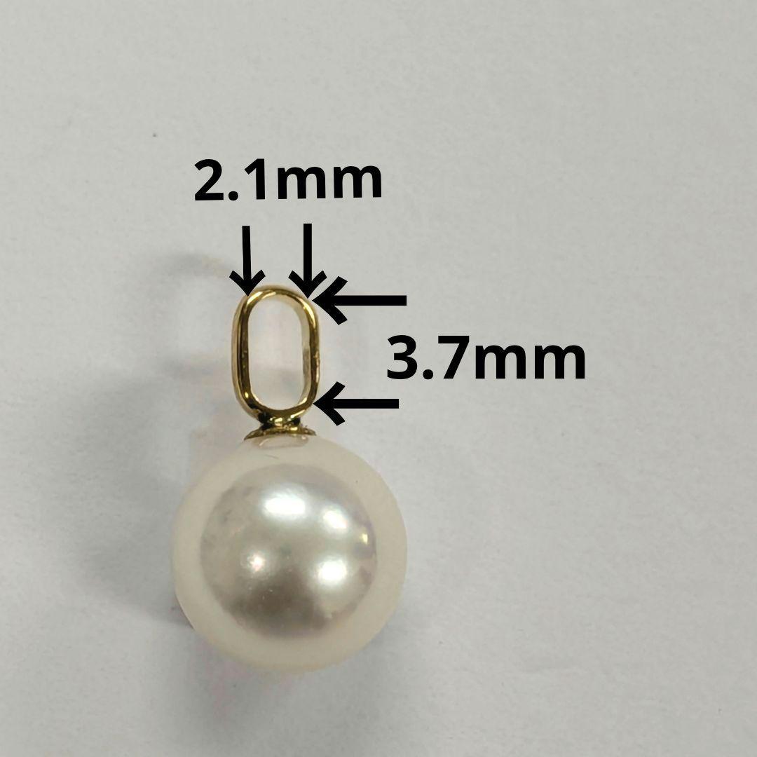 K18 yellow gold Akoya pearl pendant top featuring a 7.7mm round white pink pearl with green interference color