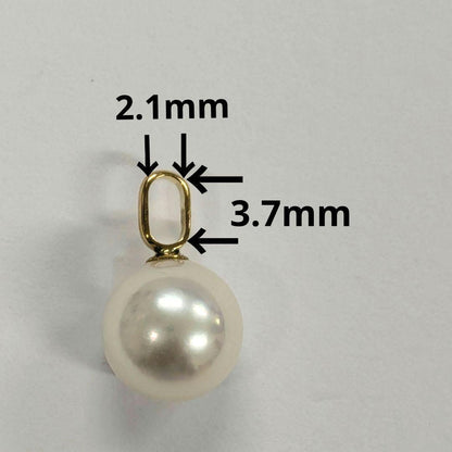 K18 yellow gold Akoya pearl pendant top featuring a 7.7mm round white pink pearl with green interference color