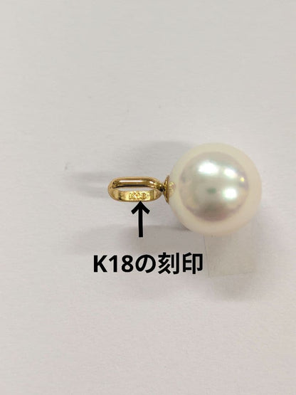 K18 yellow gold Akoya pearl pendant top featuring a 7.7mm round white pink pearl with green interference color