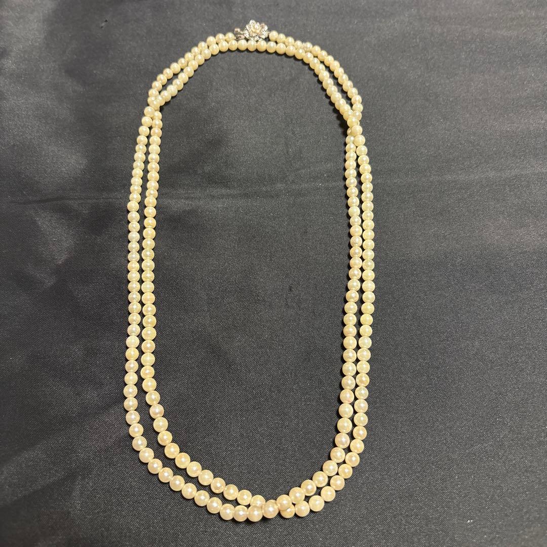 Akoya pearl long necklace measuring 115 centimeters paired with matching pearl earrings