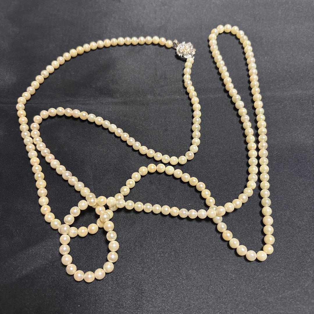 Akoya pearl long necklace measuring 115 centimeters paired with matching pearl earrings