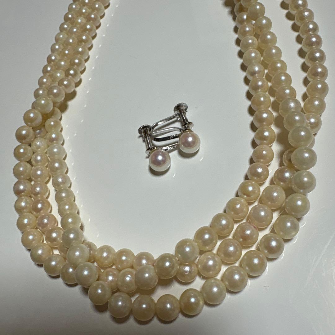 Akoya pearl long necklace measuring 115 centimeters paired with matching pearl earrings