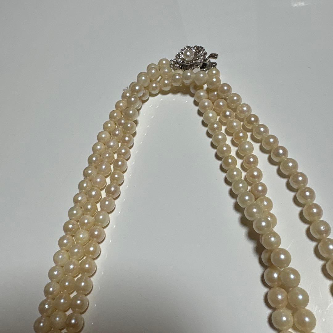 Akoya pearl long necklace measuring 115 centimeters paired with matching pearl earrings
