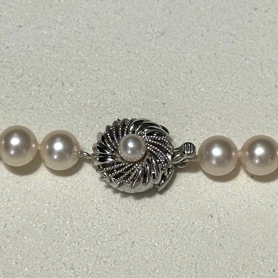 Akoya pearl necklace with 7.5-8.0mm pearls and silver engraved clasp, approximately 43cm long