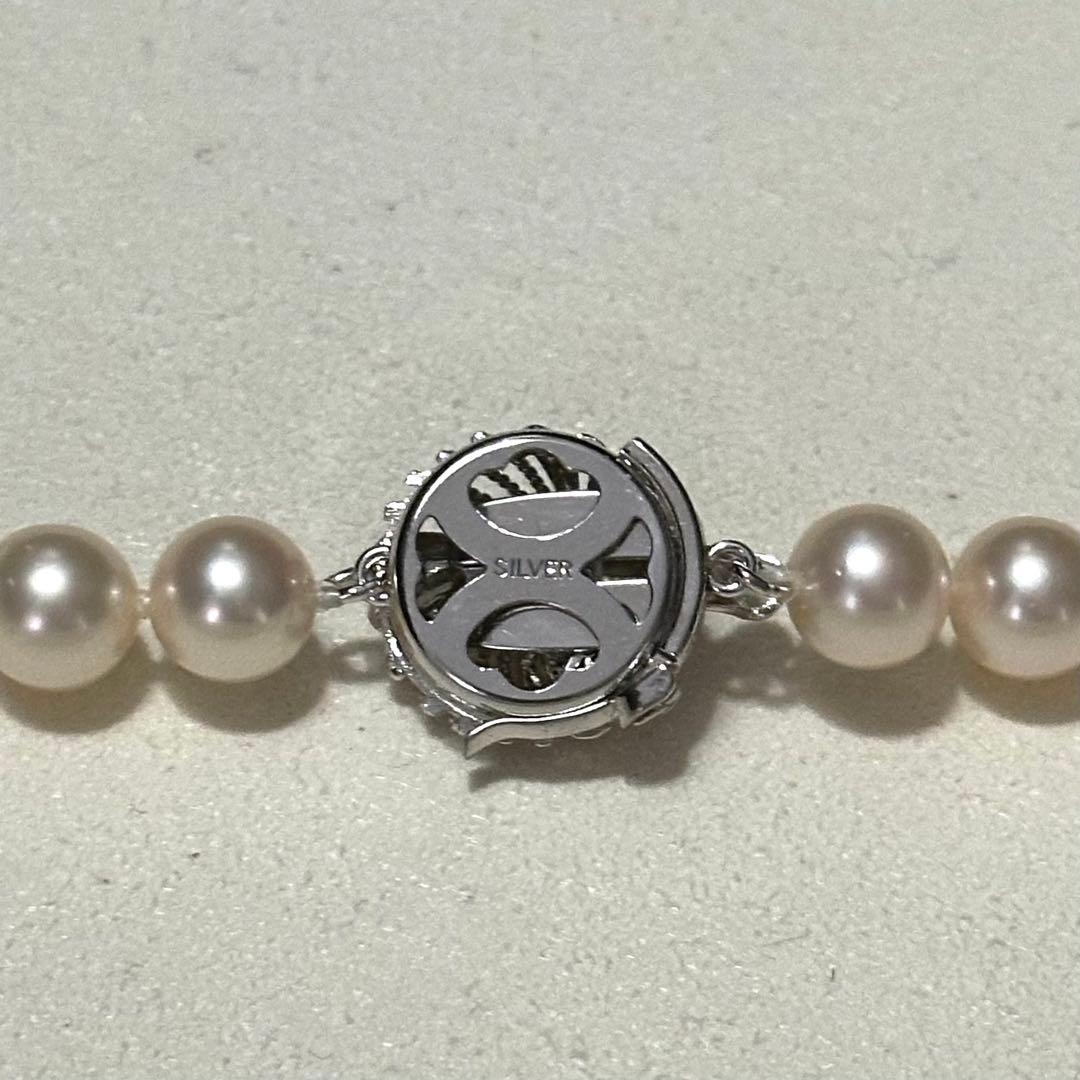 Akoya pearl necklace with 7.5-8.0mm pearls and silver engraved clasp, approximately 43cm long
