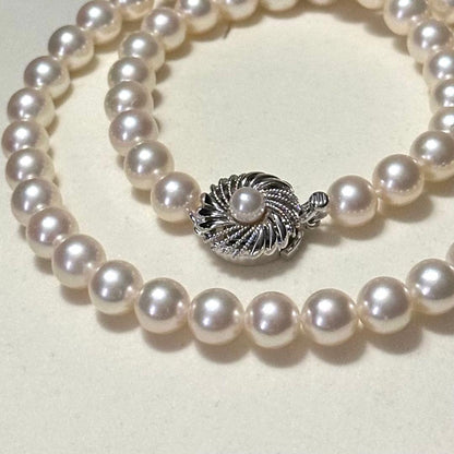Akoya pearl necklace with 7.5-8.0mm pearls and silver engraved clasp, approximately 43cm long