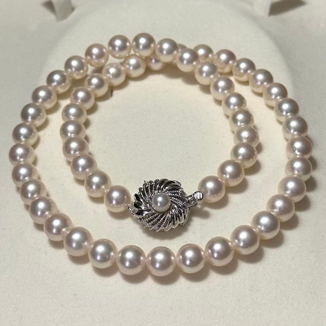 Akoya pearl necklace with 7.5-8.0mm pearls and silver engraved clasp, approximately 43cm long