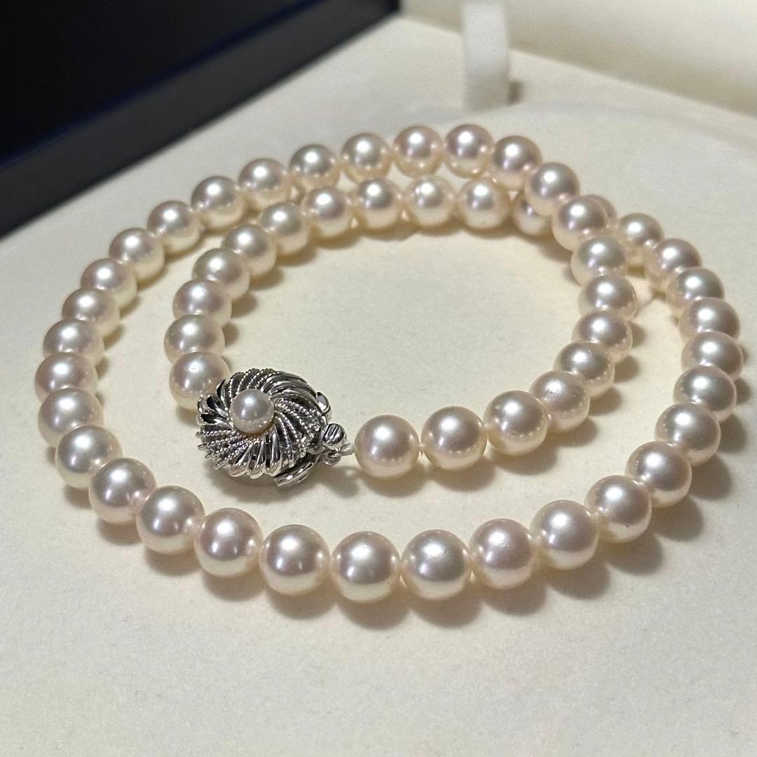 Akoya pearl necklace with 7.5-8.0mm pearls and silver engraved clasp, approximately 43cm long